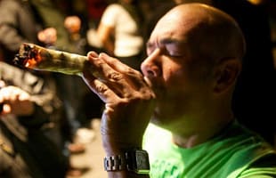 Cannabis, perché un popolo drogato è più mansueto Fumatore di cannabis