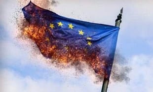 La gente brucia le bandiere della troika UE? Vilipendio! bandiera ue bruciata